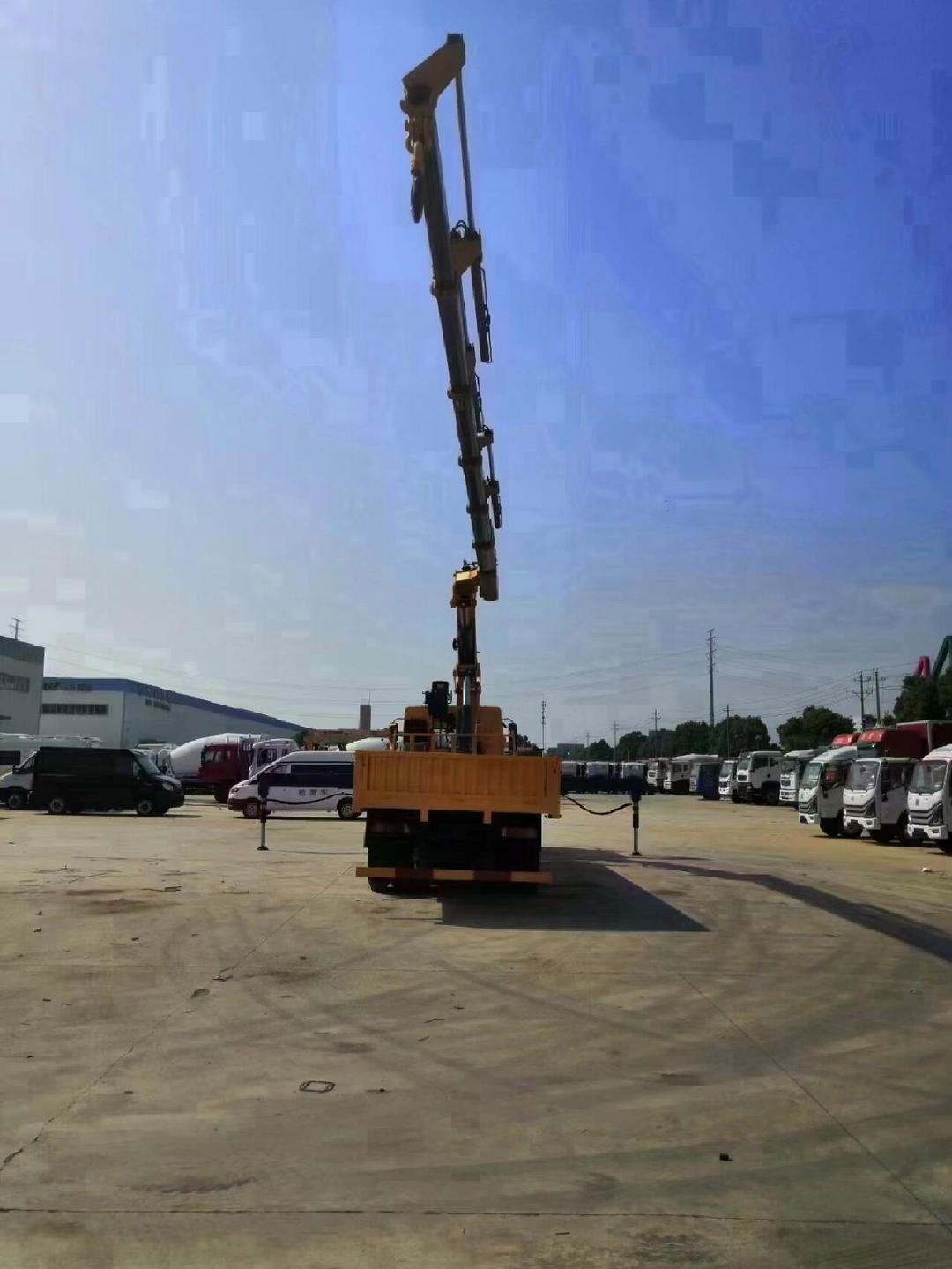 徐工21噸折臂隨吊車清障車 高效、靈活的多功能救援利器