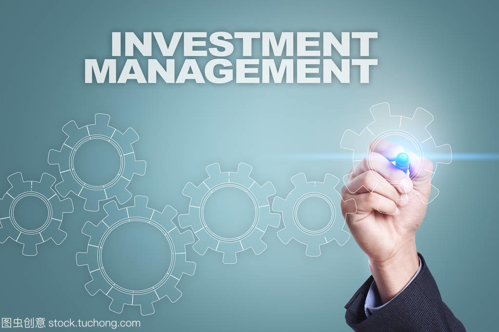 商人在虛擬屏幕上繪圖 數字時代的投資管理新范式